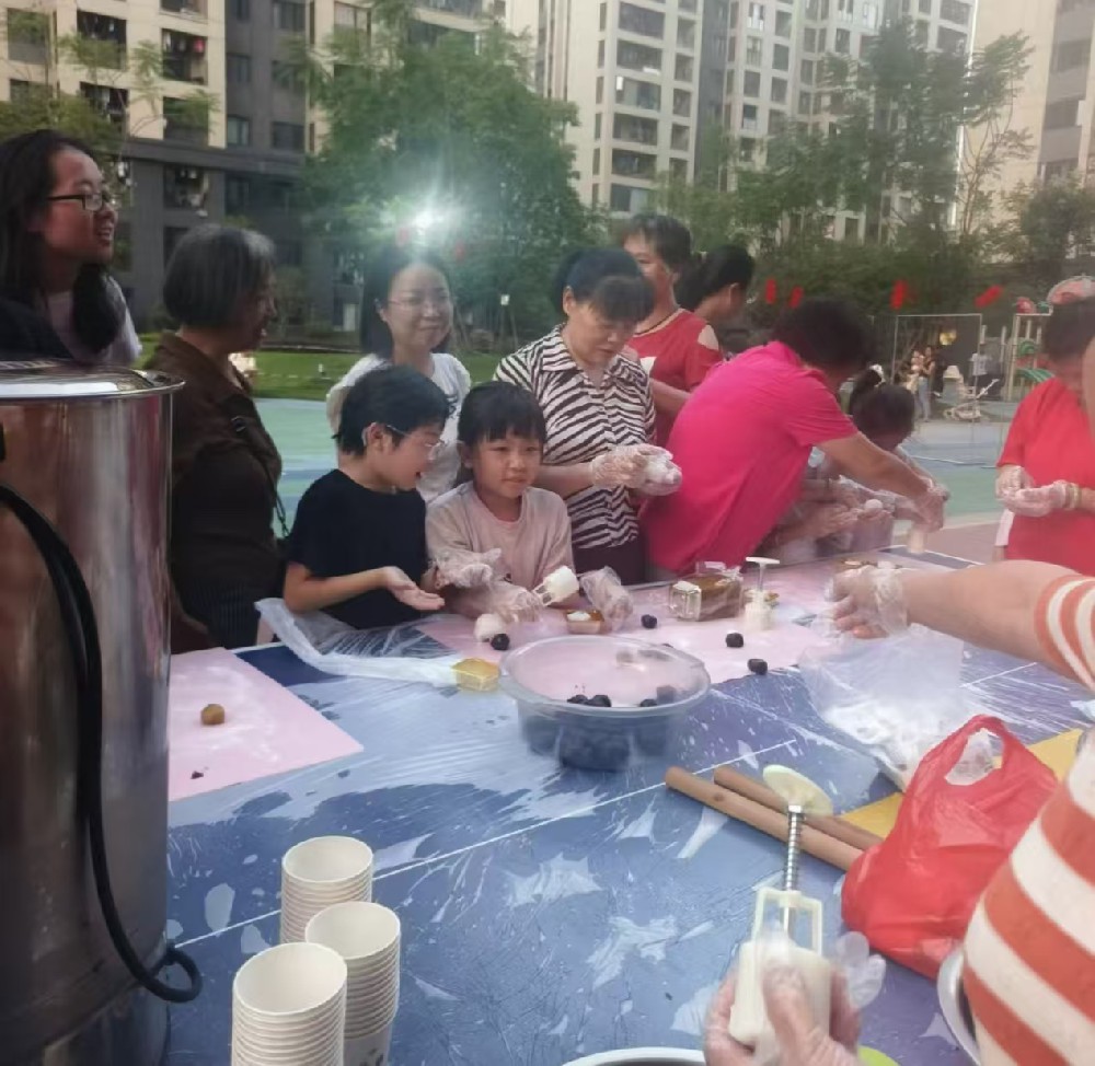 业委会物业携手贺中秋  邻里和睦共聚龙山苑